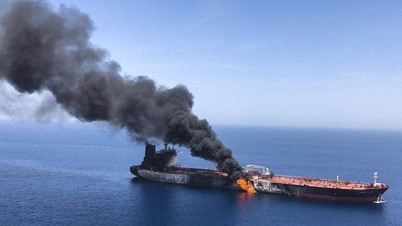 Blick aus der Luft auf den Tanker, an dessen Seite sich ein großer Brand gebildet hat. Dichter schwarzer Rauch steigt auf. Blick aus der Luft auf den Tanker, an dessen Seite sich ein großer Brand gebildet hat. Dichter schwarzer Rauch steigt auf.