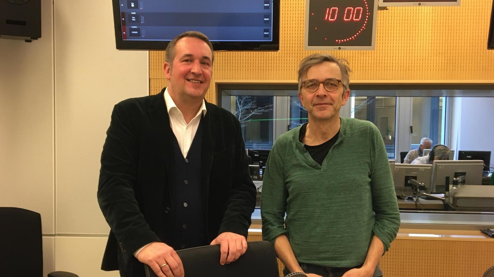 Norbert Bauer (l.), Leiter der Kölner Karl-Rahner-Akademie, und Christian Geyer (r.), Feuilletonist der "Frankfurter Allgemeine Zeitung" im Studio des Deutschlandfunks