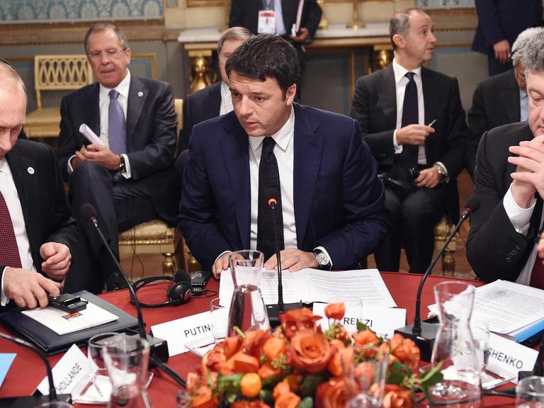 Der russische Präsident Putin, der italienische Ministerpräsident Renzi und Ukraines Präsident Poroschenko bei dem Treffen in Mailand.