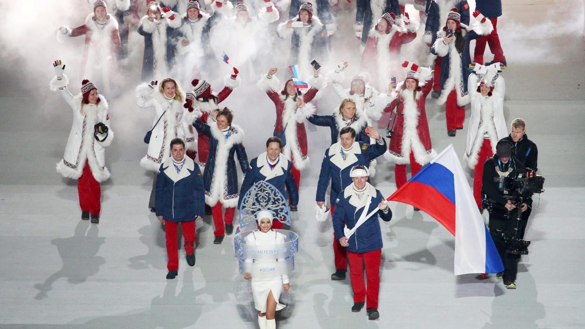 Team Russland mit dem Flaggenträger Alexander Subkow bei der Eröffnungsfeier der Olympischen Spiele von Sotschi 2014.