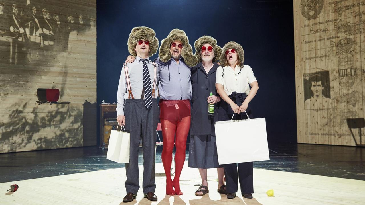 Trutz | Nach dem Roman von Christoph Hein | Schauspiel Hannover in Kooperation mit den Ruhrfestspielen Recklinghausen | Regie und Bühne: Dušan David Pařízek | Kostüme: Kamila Polívková | Szene mit: Henning Hartmann, Markus John, Ernst Stötzner, Sarah Franke Trutz | Nach dem Roman von Christoph Hein | Schauspiel Hannover in Kooperation mit den Ruhrfestspielen Recklinghausen | Regie und Bühne: Dušan David Pařízek | Kostüme: Kamila Polívková | Szene mit: Henning Hartmann, Markus John, Ernst Stötzner, Sarah Franke