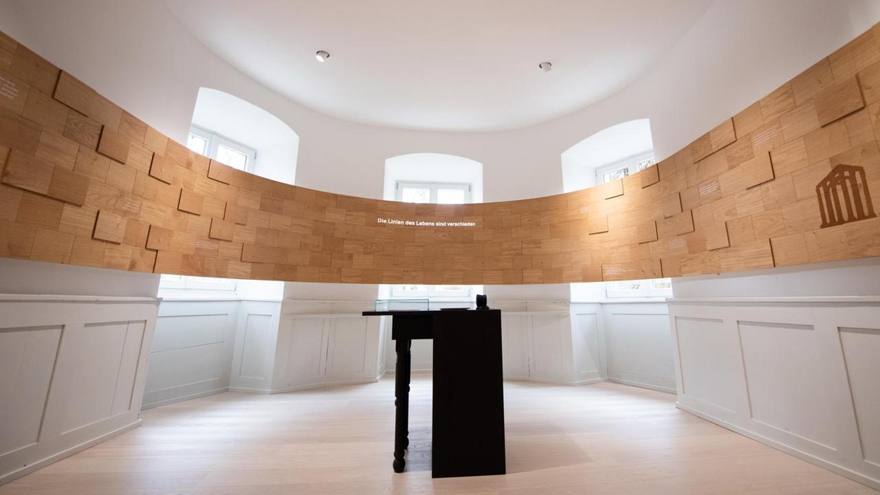 In der Dauerausstellung im Hölderlinturm wird der Satz "Die Linien des Lebens sind verschieden" auf eine runde Holzwand projiziert. Hölderlin lebte von 1807 bis 1843 in dem Turm in Tübingen, der seit 2017 saniert wurde. In der Dauerausstellung im Hölderlinturm wird der Satz "Die Linien des Lebens sind verschieden" auf eine runde Holzwand projiziert. Hölderlin lebte von 1807 bis 1843 in dem Turm in Tübingen, der seit 2017 saniert wurde.