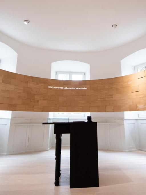 In der Dauerausstellung im Hölderlinturm wird der Satz "Die Linien des Lebens sind verschieden" auf eine runde Holzwand projiziert. Hölderlin lebte von 1807 bis 1843 in dem Turm in Tübingen, der seit 2017 saniert wurde.