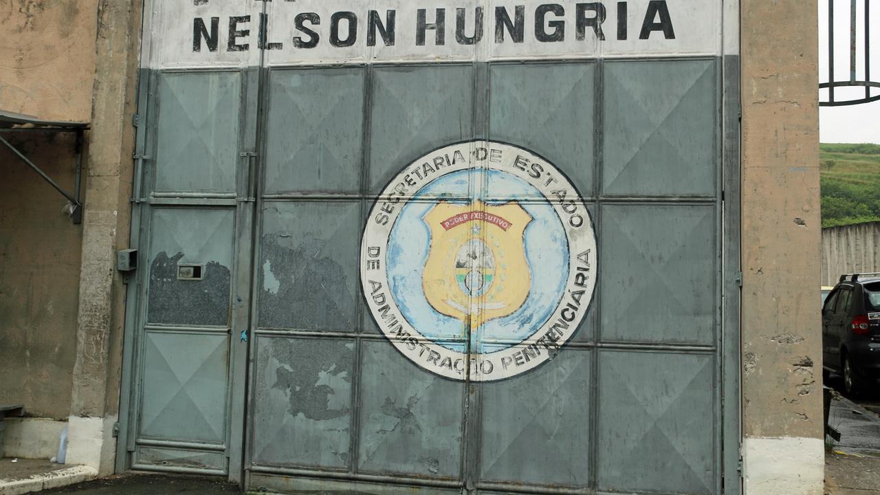 Der Gefängniseingang von Nelson Hungria - Der Großteil der Frauen hier erhält keinen Besuch.