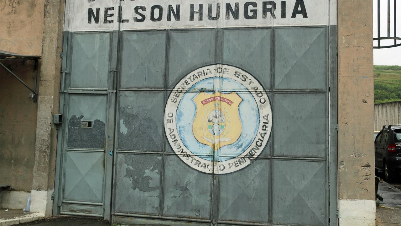 Der Gefängniseingang von Nelson Hungria - Der Großteil der Frauen hier erhält keinen Besuch. Der Gefängniseingang von Nelson Hungria - Der Großteil der Frauen hier erhält keinen Besuch.