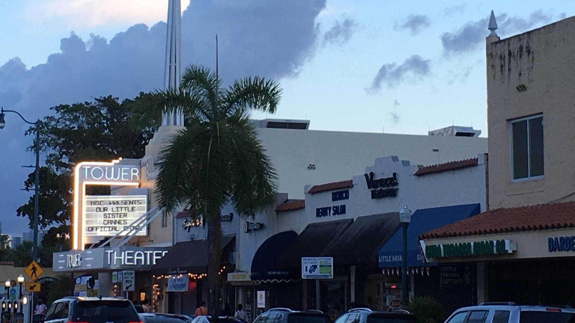 1945403399_Tower Theater an der Calle Ocho, hier werden Hollywoodfilme mit spanischen Untertiteln gezeigt.jpg 1945403399_Tower Theater an der Calle Ocho, hier werden Hollywoodfilme mit spanischen Untertiteln gezeigt.jpg