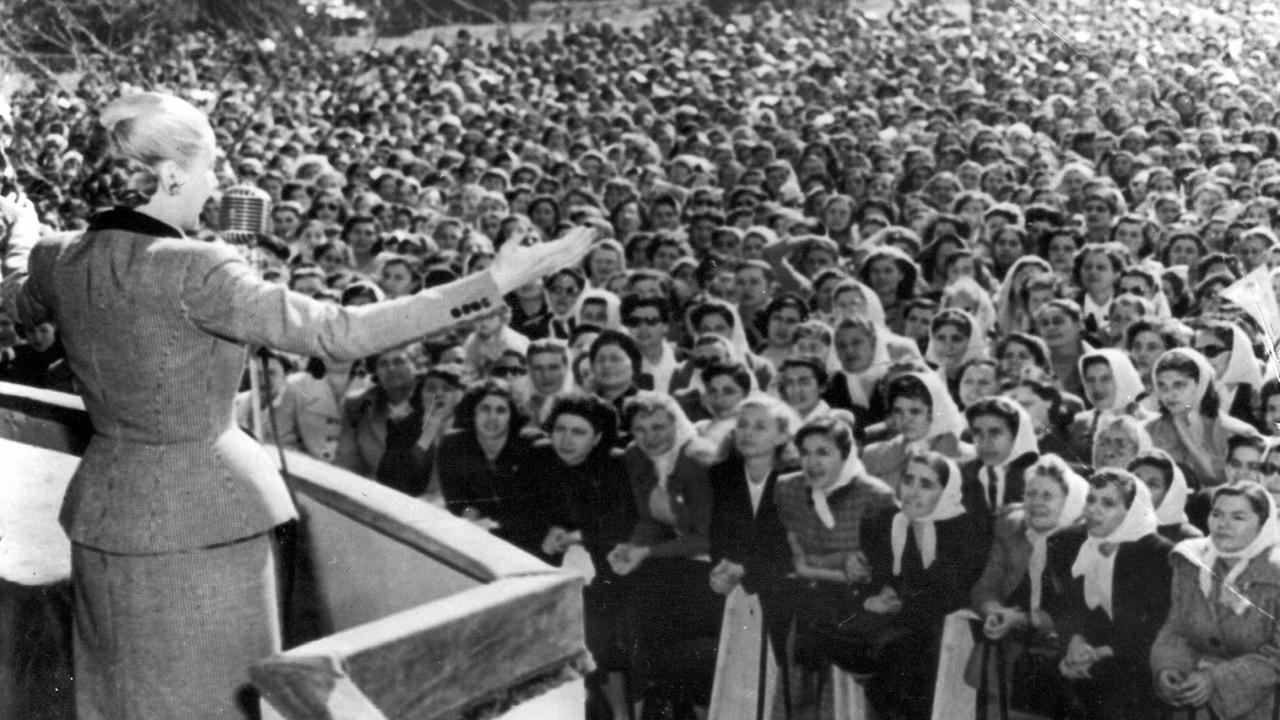 Eva Perón steht auf einer Bühne und spricht zu Frauen.