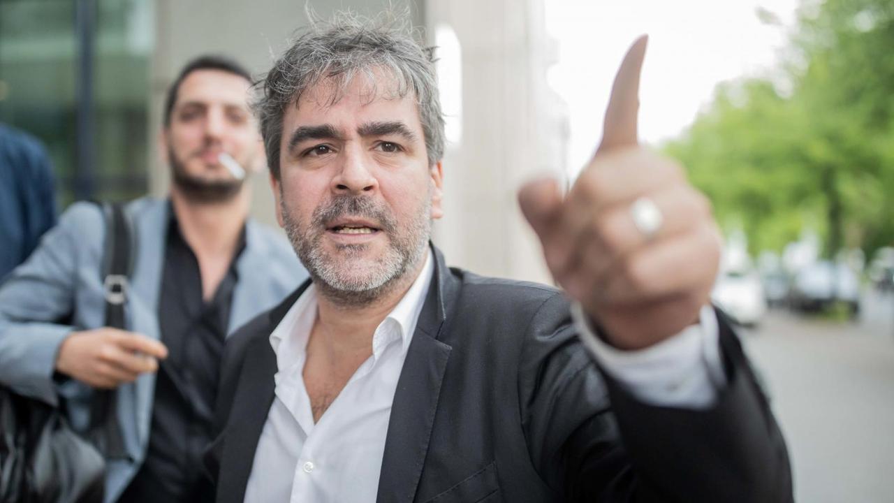 Deniz Yücel, Journalist der «Welt», kommt vor dem Amtsgericht Tiergarten aus einer Vernehmung nach einer Rechtshilfeanfrage des 32.Schwurgerichts in Istanbul in der Türkei. Deniz Yücel, Journalist der «Welt», kommt vor dem Amtsgericht Tiergarten aus einer Vernehmung nach einer Rechtshilfeanfrage des 32.Schwurgerichts in Istanbul in der Türkei.