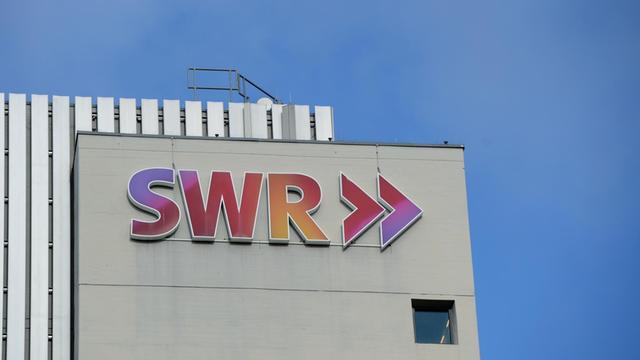 Das Logo des SWR ist am 12.02.2014 in Stuttgart (Baden-Württemberg) auf dem Funkhaus des Senders zu sehen.