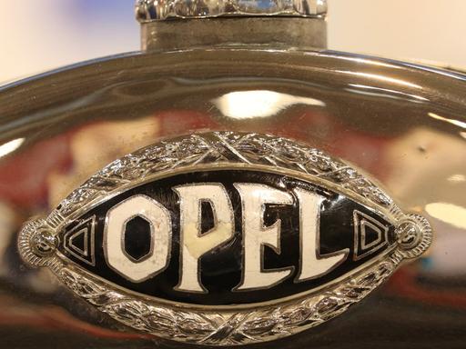 Ein historisches Firmenlogo von Opel