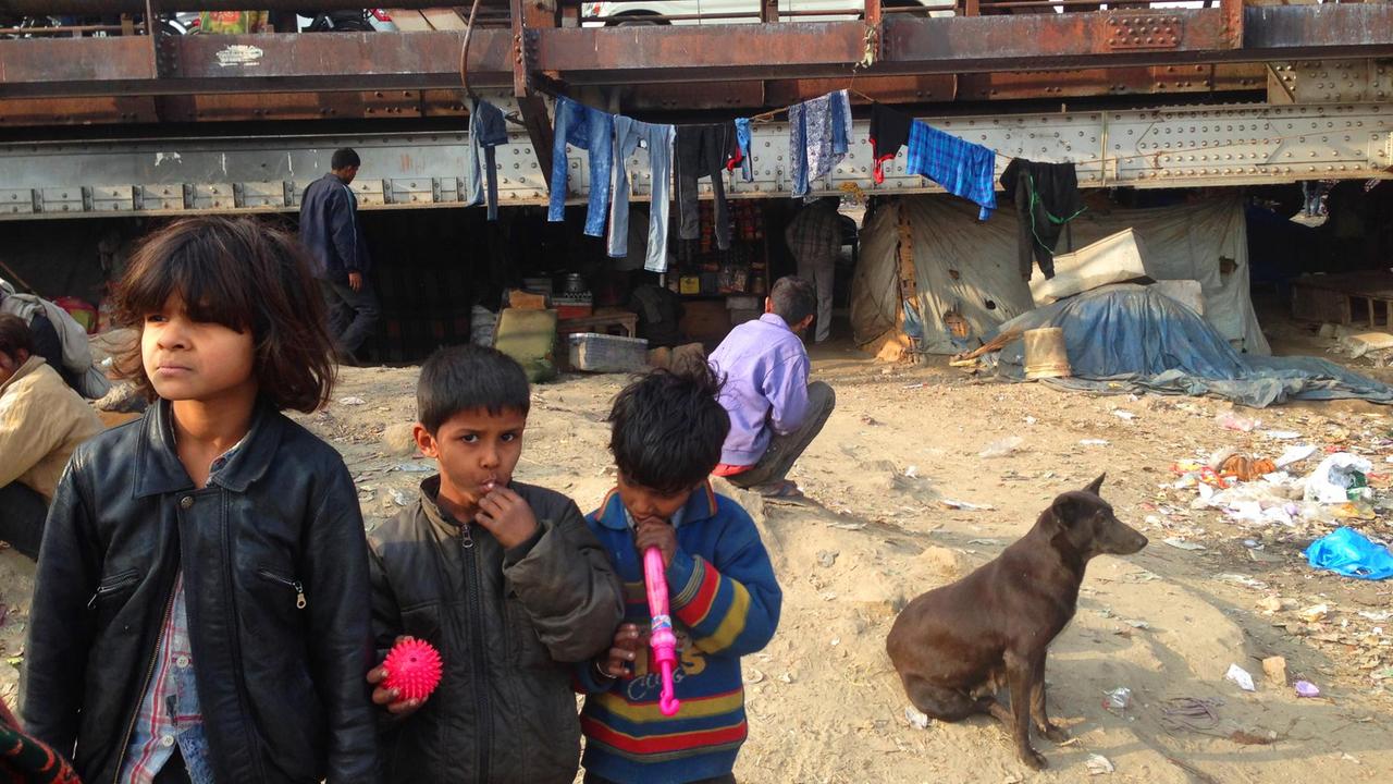Auch Kinder leben unter den Obdachlosen von Neu Delhi, Indiens Hauptstadt. Auch Kinder leben unter den Obdachlosen von Neu Delhi, Indiens Hauptstadt.