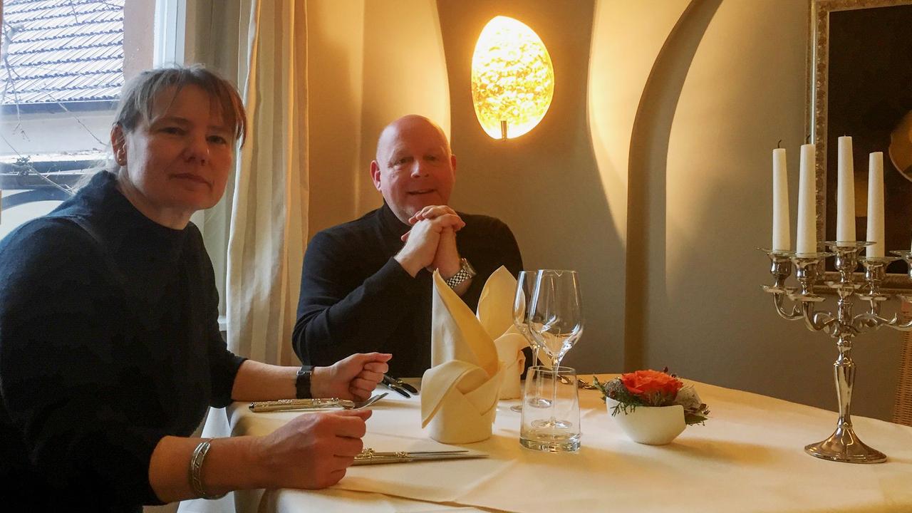 Warten auf den Bericht der Kohlekommission: Sybille und Alexander Tetsch in ihrem Restaurant "Schmeckerlein" in Proschim, Lausitz, Brandenburg, 2019 Warten auf den Bericht der Kohlekommission: Sybille und Alexander Tetsch in ihrem Restaurant "Schmeckerlein" in Proschim, Lausitz, Brandenburg, 2019