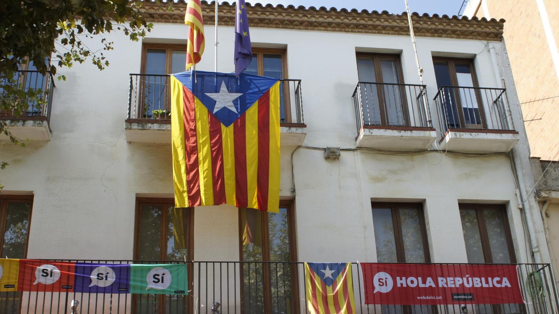 Die Flaggen Kataloniens und der Europäischen Union hängen an der Front des Rathauses von Arenys de Munt (Katalonien). Die spanische Flagge wurde abmontiert.