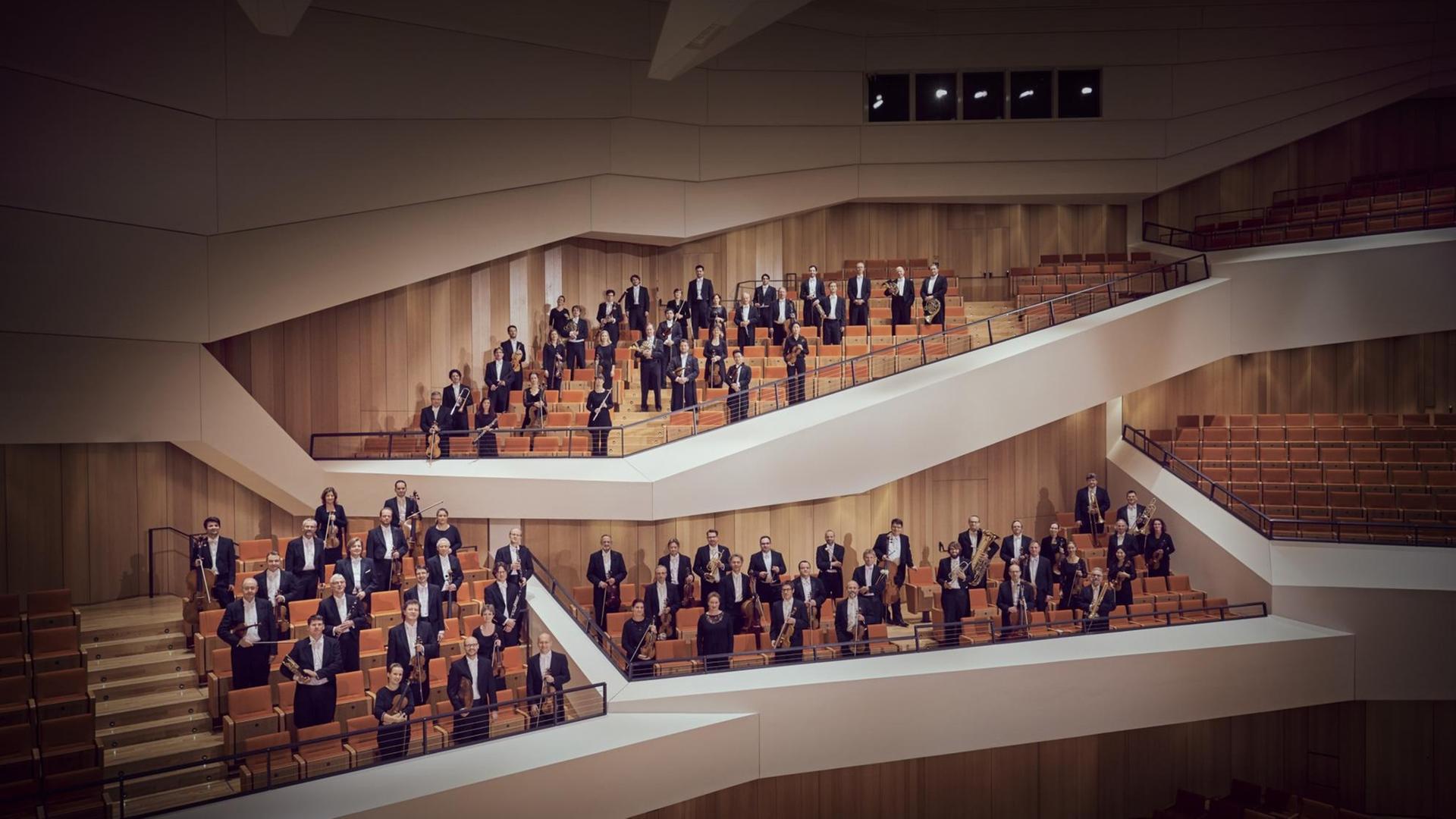 Die Musiker stehen auf einigen Rängen des neuen Konzertsaales.