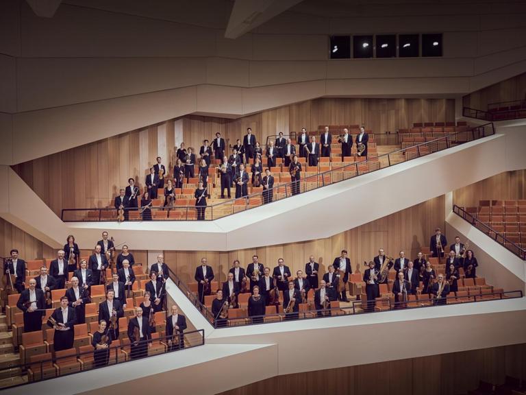 Die Musiker stehen auf einigen Rängen des neuen Konzertsaales.