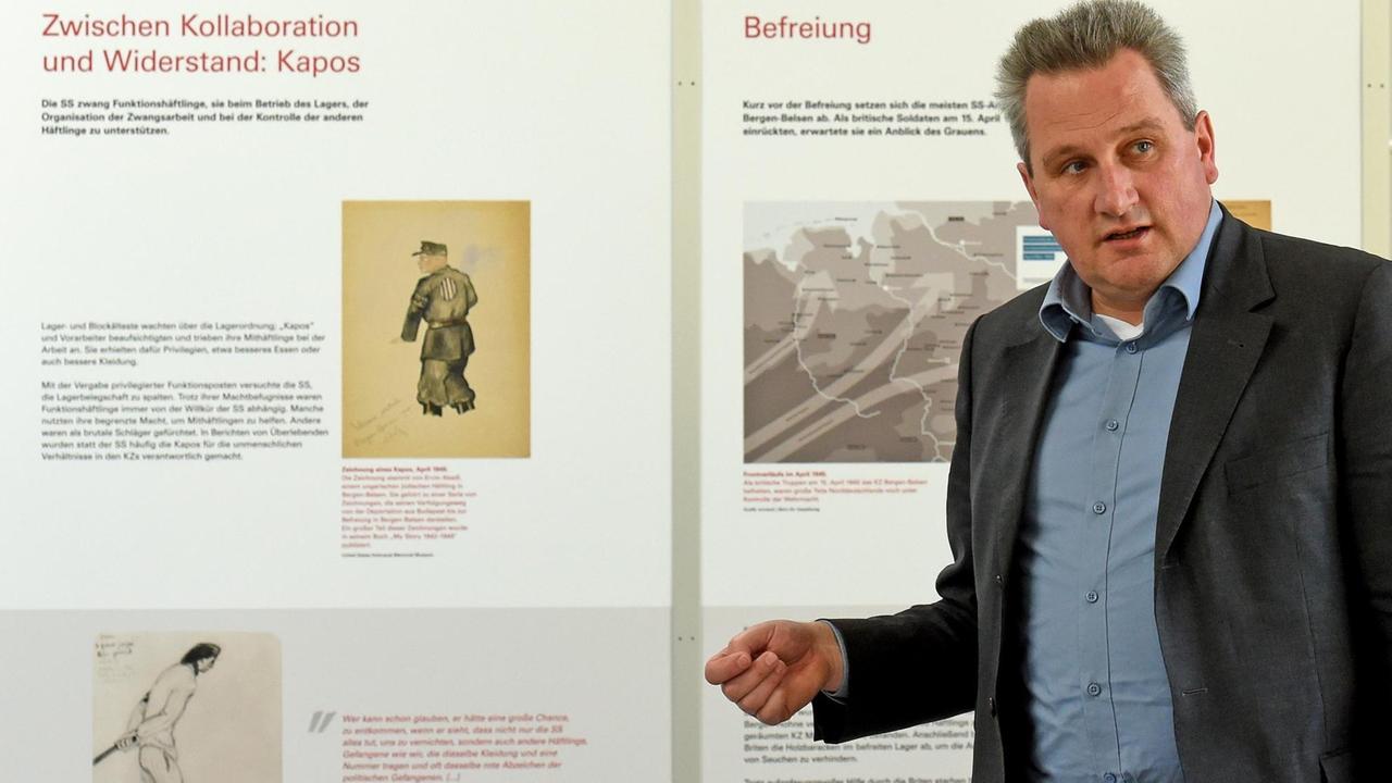 Jens-Christian Wagner, Leiter der Gedenkstätte Bergen-Belsen, steht am 20.04.2017 im Forum der KZ-Gedenkstätte in Bergen-Belsen in Niedersachsen in der Ausstellung "Roter Winkel. Politische Häftlinge im KZ Bergen-Belsen". Jens-Christian Wagner, Leiter der Gedenkstätte Bergen-Belsen, steht am 20.04.2017 im Forum der KZ-Gedenkstätte in Bergen-Belsen in Niedersachsen in der Ausstellung "Roter Winkel. Politische Häftlinge im KZ Bergen-Belsen".
