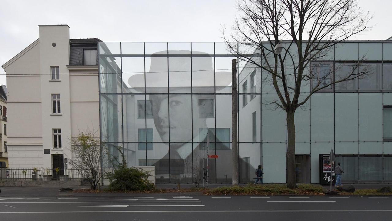 Ein Portrait von August Macke ist in Bonn an einer Glaswand des August Macke Hauses in Bonn zu sehen.