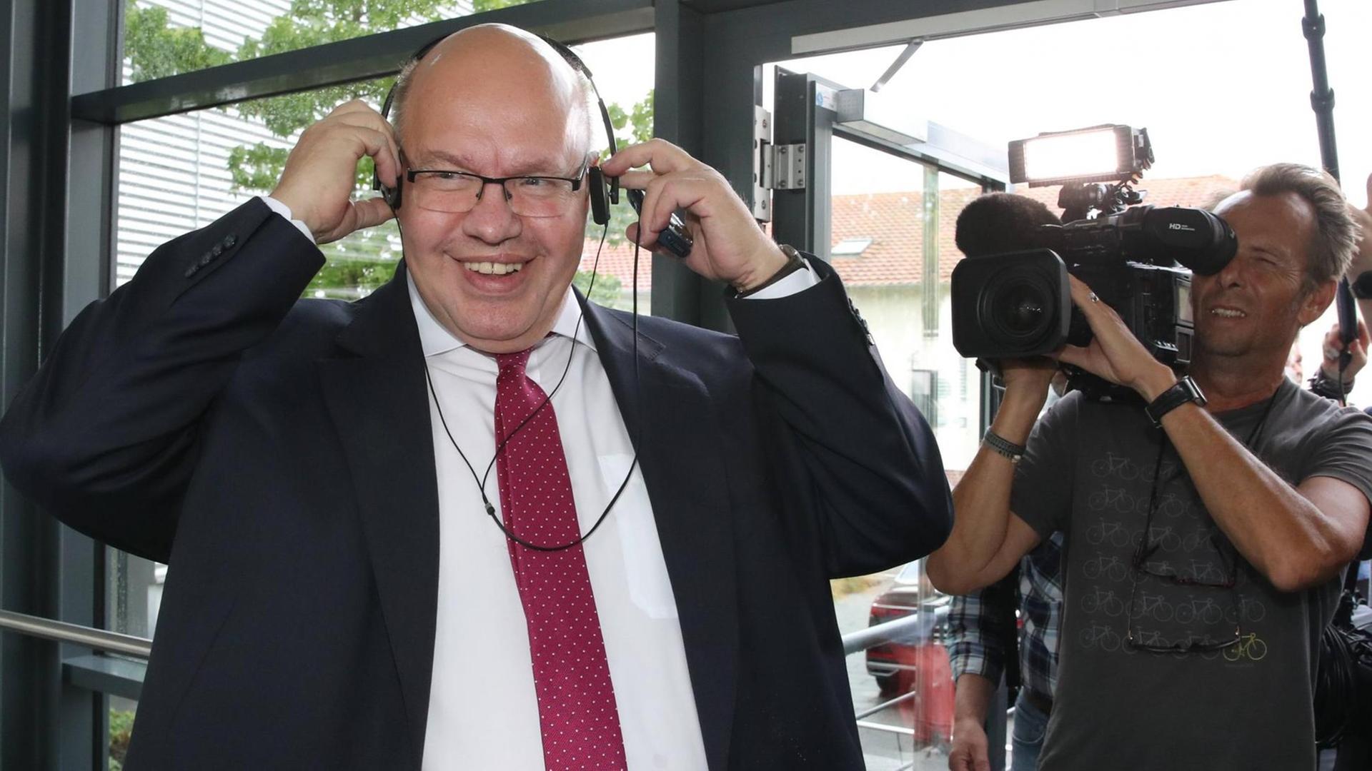 Bundes-Wirtschaftsminister Peter Altmaier besucht die Firma Sennheiser Bundes-Wirtschaftsminister Peter Altmaier besucht die Firma Sennheiser