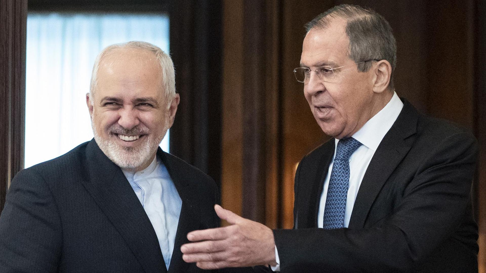Moskau: Der russische Außenminister Sergej Lawrow (r) und der iranische Außenminister Mohamed Dschawad Sarif betreten eine Halle während ihres Treffens in Moskau. Moskau: Der russische Außenminister Sergej Lawrow (r) und der iranische Außenminister Mohamed Dschawad Sarif betreten eine Halle während ihres Treffens in Moskau.