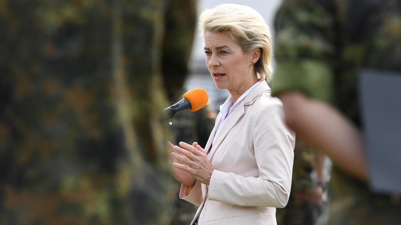 Bundesverteidigungsministerin Ursula von der Leyen (CDU) beantwortet am 10.08.2016 in der General-Dr. Speidel-Kaserne in Bruchsal (Baden-Württemberg) Fragen von Journalisten. Bundesverteidigungsministerin Ursula von der Leyen (CDU) beantwortet am 10.08.2016 in der General-Dr. Speidel-Kaserne in Bruchsal (Baden-Württemberg) Fragen von Journalisten.