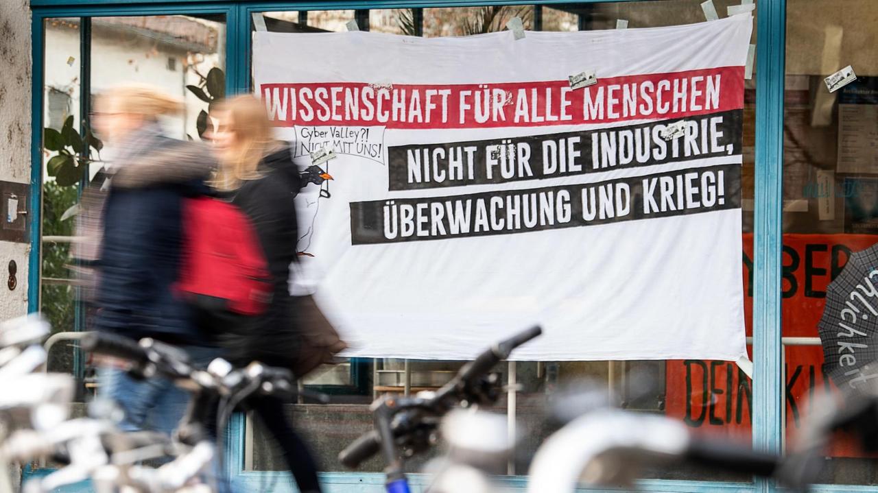 "Wissenschaft für alle Menschen, nicht für die Industrie" - Plakat vor Hörsaal in Tübingen.