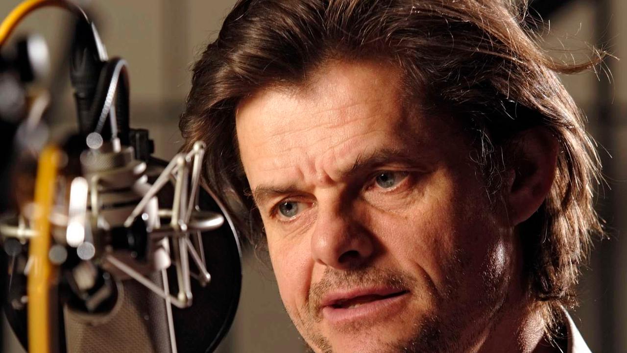 Der Schauspieler Lars Rudolph während einer Studioaufnahme am Mikrofon. Der Schauspieler Lars Rudolph während einer Studioaufnahme am Mikrofon.