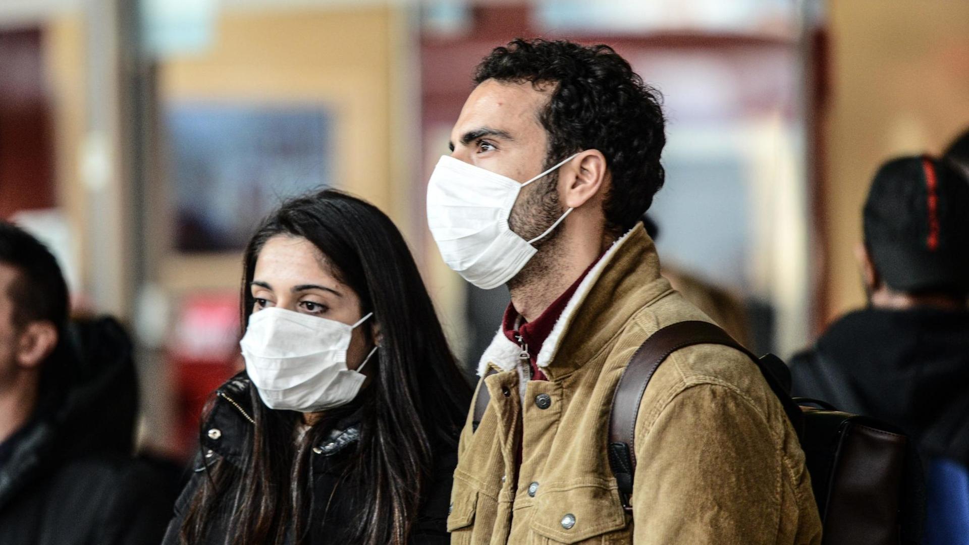 Menschen mit Schutzmasken in Turin, Italien Menschen mit Schutzmasken in Turin, Italien