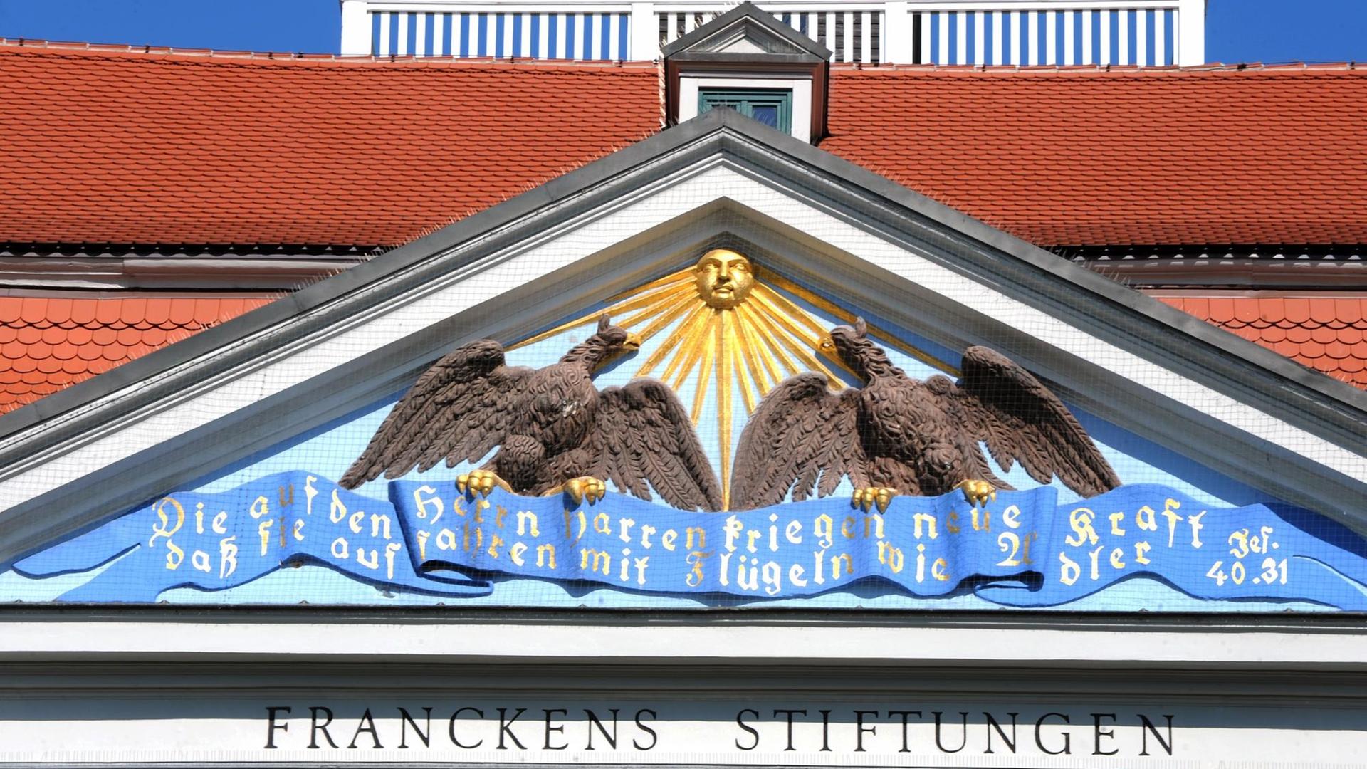 Im Sonnenlicht erstrahlt das Historische Waisenhaus, das Hauptgebäude der Franckeschen Stiftungen in Halle/Saale.