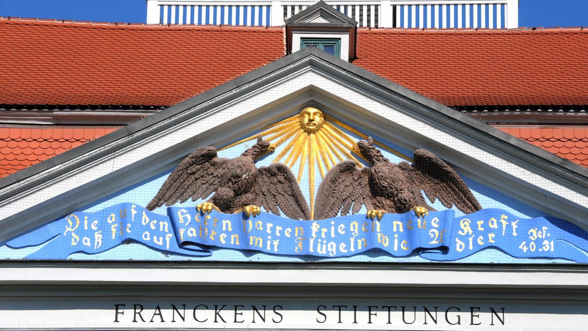 Im Sonnenlicht erstrahlt das Historische Waisenhaus, das Hauptgebäude der Franckeschen Stiftungen in Halle/Saale. Im Sonnenlicht erstrahlt das Historische Waisenhaus, das Hauptgebäude der Franckeschen Stiftungen in Halle/Saale.