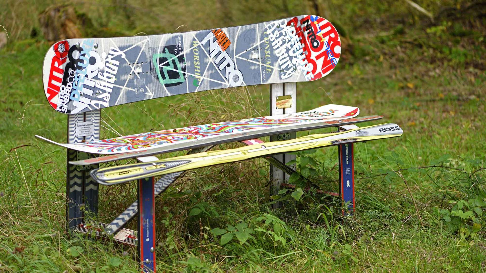 Eine Bank aus Skiern und Snowboards in Bayern Eine Bank aus Skiern und Snowboards in Bayern