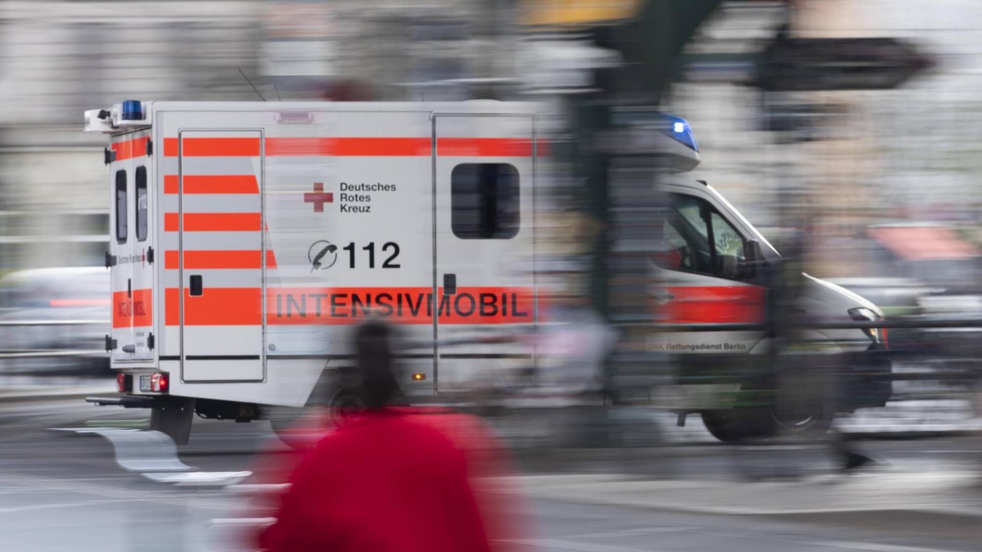Rettungswagen des DRK fährt mit Sondersignalen durch Berlin Rettungswagen des DRK fährt mit Sondersignalen durch Berlin