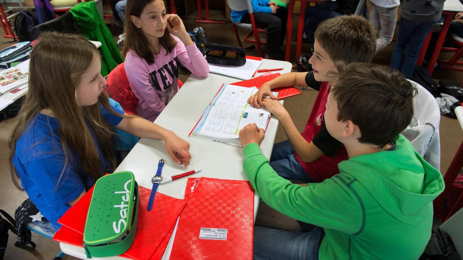 Schülerinnen und Schüler nehmen am 20.05.2015 in einem Klassenzimmer im Theodor-Heuss-Gymnasium in Esslingen (Baden-Württemberg) während des Englischunterrichts der Klasse 5e an einer Gruppenarbeit teil. Foto: Marijan Murat/dpa | Verwendung weltweit Schülerinnen und Schüler nehmen am 20.05.2015 in einem Klassenzimmer im Theodor-Heuss-Gymnasium in Esslingen (Baden-Württemberg) während des Englischunterrichts der Klasse 5e an einer Gruppenarbeit teil. Foto: Marijan Murat/dpa | Verwendung weltweit