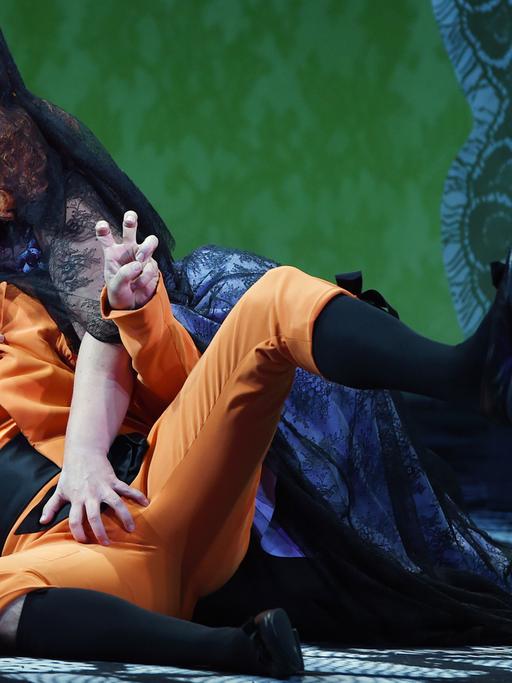 Adrian Strooper als Don Ottavio und Erika Roos als Donna Anna in "Don Giovanni" in der Komischen Oper in Berlin.