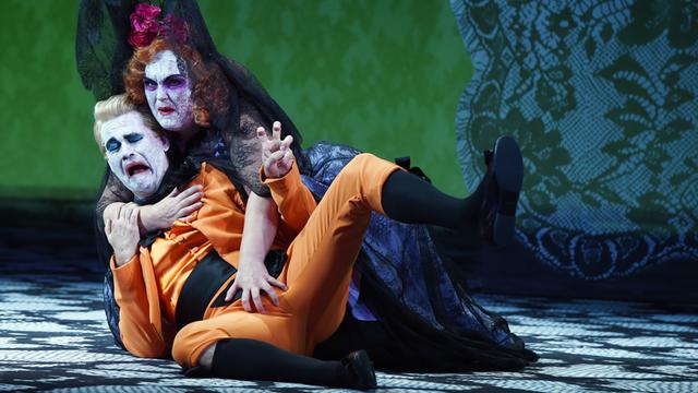 Adrian Strooper als Don Ottavio und Erika Roos als Donna Anna in "Don Giovanni" in der Komischen Oper in Berlin.