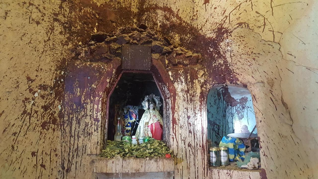 Kapelle der Mine Candelaria, in der die Kumpel um den Beistand der Mutter Maria bitten (Potosi / Bolivien)