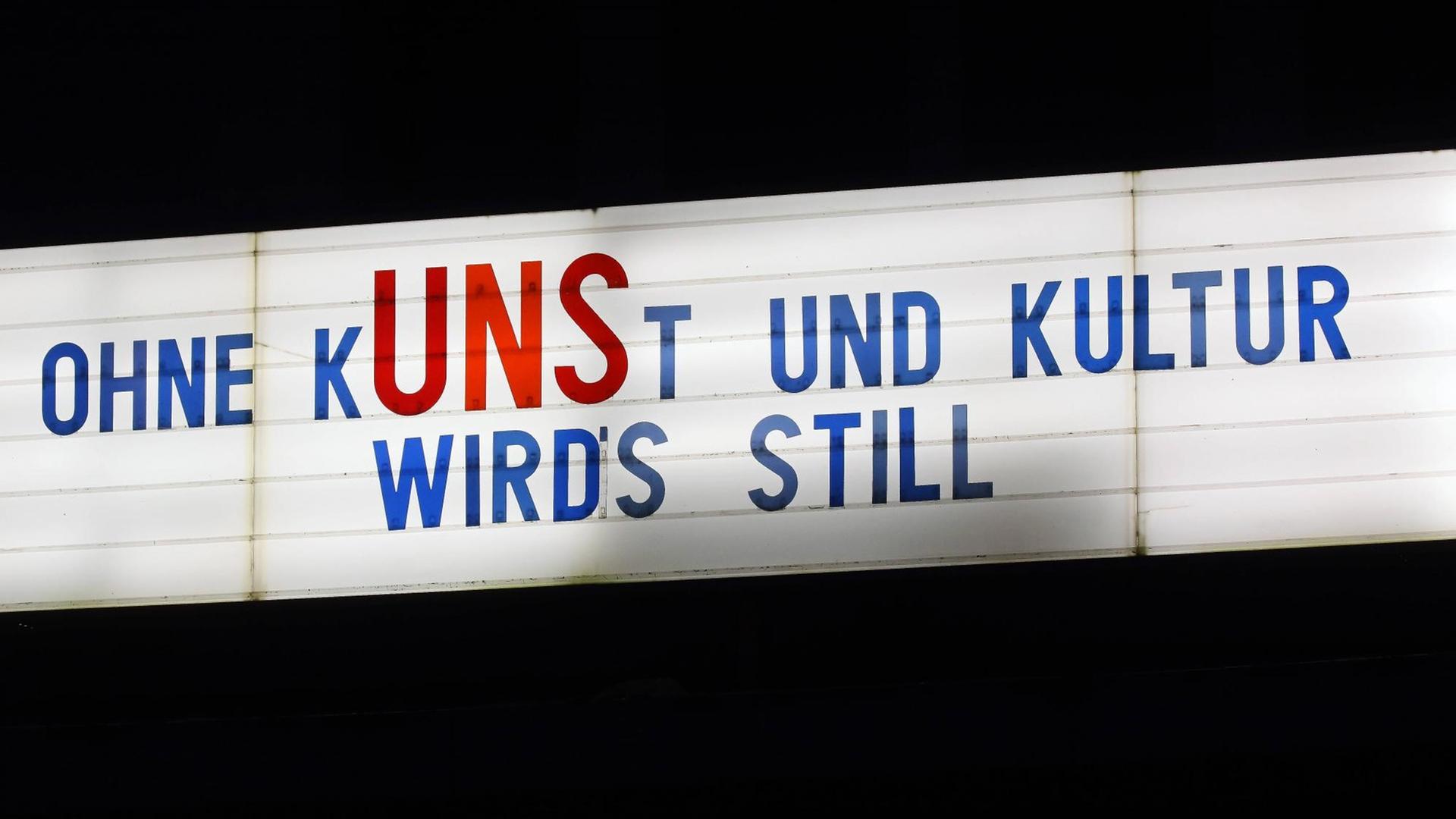 Schrift an einem Kino: Ohne kUNSt und Kultur wirds still Schrift an einem Kino: Ohne kUNSt und Kultur wirds still