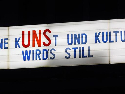 Schriftzug an einer Berliner Kinofassade als Leuchtreklame: "Ohne Kunst und Kultur wirds still."