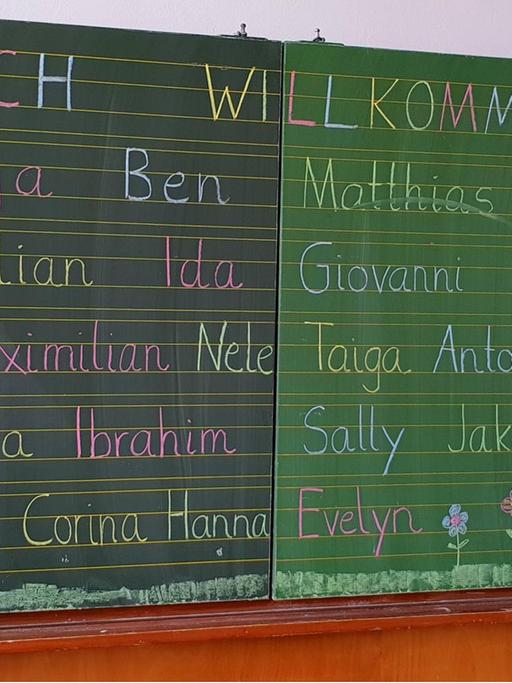 Erster Schultag an einer Grundschule: Die Namen der Erstklässler stehen an der Tafel
