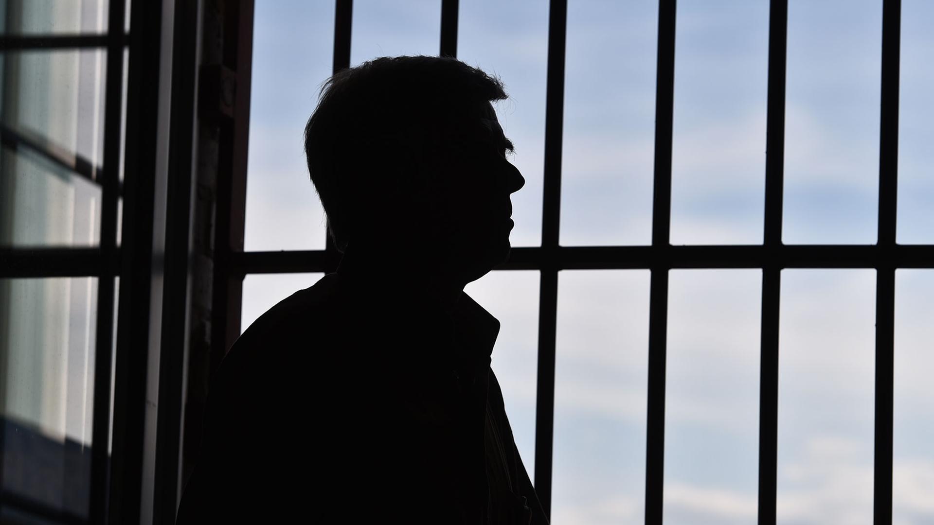 Der ehemalige politische Gefangene Gilbert Furian in einer Gefängniszelle der Gedenkstätte Zuchthaus Cottbus vom Verein Menschenrechtszentrum in Cottbus (Brandenburg). Der ehemalige politische Gefangene Gilbert Furian in einer Gefängniszelle der Gedenkstätte Zuchthaus Cottbus vom Verein Menschenrechtszentrum in Cottbus (Brandenburg).