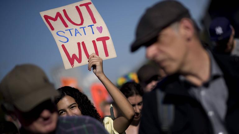 unteilbar Demo DEU, Deutschland, Germany, Berlin, 13.10.2018 Demonstrant mit Plakat Mut Statt Wut auf der Demonstration von ueber 200.000 Demonstranten von unteilbar, unter dem Motto unteilbar Solidaritaet statt Ausgrenzung, Fuer Eine Offene und Freie Gesellschaft, gegen Rassismus in Berlin. Die Demo war von einem grossen Buendnis von Parteien, Organisationen und Initiativen auch aufgrund des Erstarken von rechten Tendenzen und Parteien organisiert worden. Protestler with Poster Mut Statt Wut participate in the Unteilbar, indivisable, unteilbar march against racism, exclusion and exploitation and for an open society with around 200.000 protestler under the slogan unteilbar Solidaritaet statt Ausgrenzung on October 13, 2018 in Berlin, Germany. Organizers of the march decry the growing divisions in European society that they claim are unteilbar Demo DEU, Deutschland, Germany, Berlin, 13.10.2018 Demonstrant mit Plakat Mut Statt Wut auf der Demonstration von ueber 200.000 Demonstranten von unteilbar, unter dem Motto unteilbar Solidaritaet statt Ausgrenzung, Fuer Eine Offene und Freie Gesellschaft, gegen Rassismus in Berlin. Die Demo war von einem grossen Buendnis von Parteien, Organisationen und Initiativen auch aufgrund des Erstarken von rechten Tendenzen und Parteien organisiert worden. Protestler with Poster Mut Statt Wut participate in the Unteilbar, indivisable, unteilbar march against racism, exclusion and exploitation and for an open society with around 200.000 protestler under the slogan unteilbar Solidaritaet statt Ausgrenzung on October 13, 2018 in Berlin, Germany. Organizers of the march decry the growing divisions in European society that they claim are