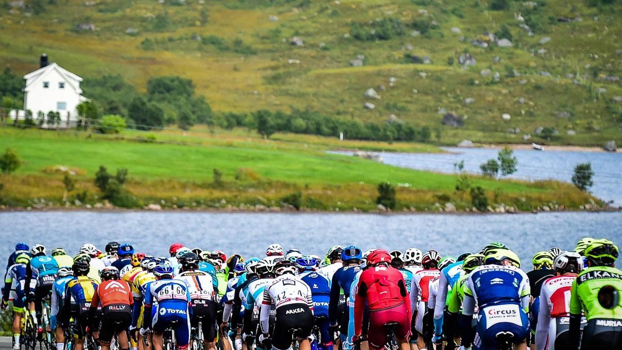 Das Fahrerfeld während der 1.Etappe des Arctic Race of Norway auf den Lofoten. Das Fahrerfeld während der 1.Etappe des Arctic Race of Norway auf den Lofoten.