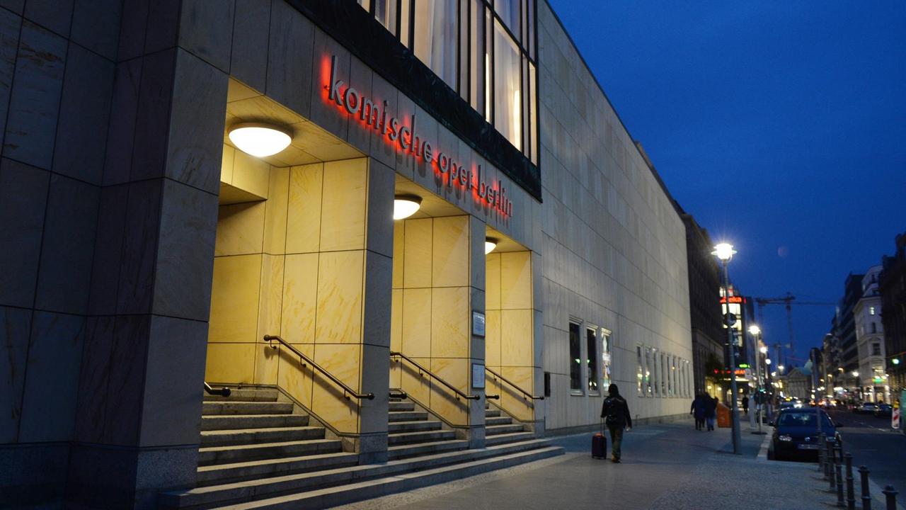 Die abendlich beleuchtete Komische Oper in Berlin in der Dämmerung. Die abendlich beleuchtete Komische Oper in Berlin in der Dämmerung.