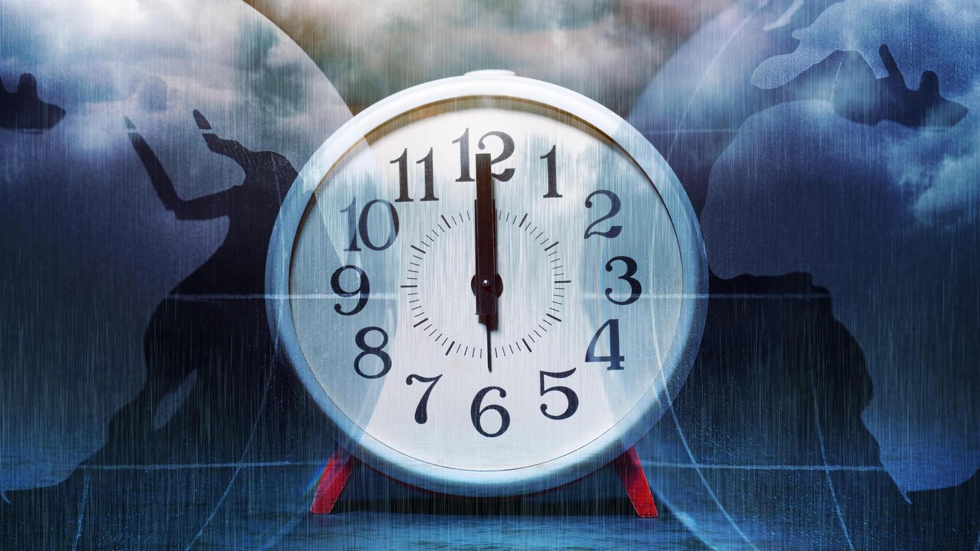 Ein Wecker zeigt auf 12 Uhr und eine Erdkugel ist abgebildet, beides symbolisiert den Klimawandel und den Anstieg des Meeresspiegels. Ein Wecker zeigt auf 12 Uhr und eine Erdkugel ist abgebildet, beides symbolisiert den Klimawandel und den Anstieg des Meeresspiegels.