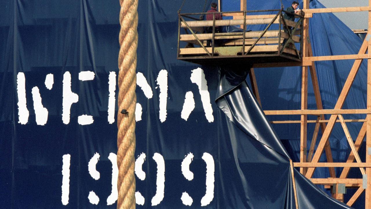 Weimar (Thüringen): Arbeiter montieren am 24.02.1999 riesige Folien mit der Aufschrift "Weimar 1999" von einem Holzgerüst im Weimarer Park an der Ilm. Hinter dem Gerüst verbirgt sich, durch eine extra Hülle geschützt, eine originalgetreue Kopie des Goethe-Gartenhauses der europäischen Kulturhauptstadt 1999. Nach letzten Arbeiten soll das Haus am 14. März der Öffentlichkeit übergeben werden. Weimar (Thüringen): Arbeiter montieren am 24.02.1999 riesige Folien mit der Aufschrift "Weimar 1999" von einem Holzgerüst im Weimarer Park an der Ilm. Hinter dem Gerüst verbirgt sich, durch eine extra Hülle geschützt, eine originalgetreue Kopie des Goethe-Gartenhauses der europäischen Kulturhauptstadt 1999. Nach letzten Arbeiten soll das Haus am 14. März der Öffentlichkeit übergeben werden.