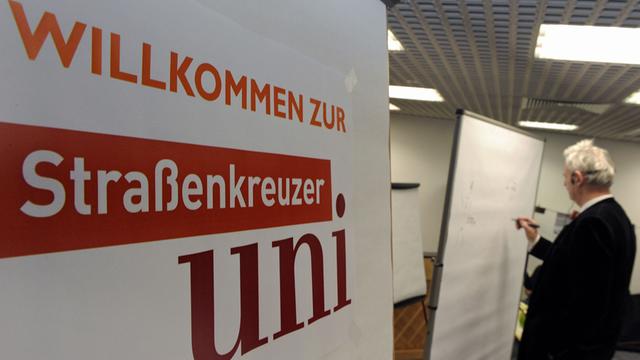 Die Straßenkreuzer-Uni in Nürnberg bietet Obdachlosen und Armen kostenlose Seminare mit renommierten Gastdozenten an.