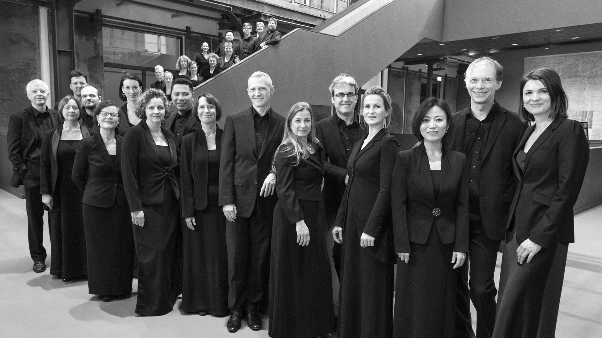 Der RIAS-Kammerchor steht auf einer Treppe Der RIAS-Kammerchor steht auf einer Treppe