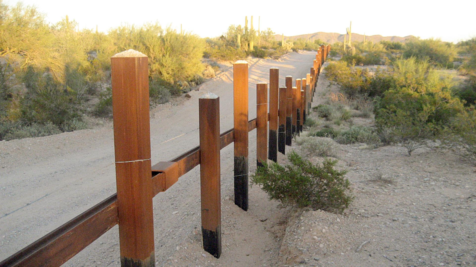 Der Grenzzaun an der Grenze von Sonora und Arizona bei Sonoyta: Er soll vor allem verhindern, dass Fahrzeuge in die USA gelangen. Der Grenzzaun an der Grenze von Sonora und Arizona bei Sonoyta: Er soll vor allem verhindern, dass Fahrzeuge in die USA gelangen.