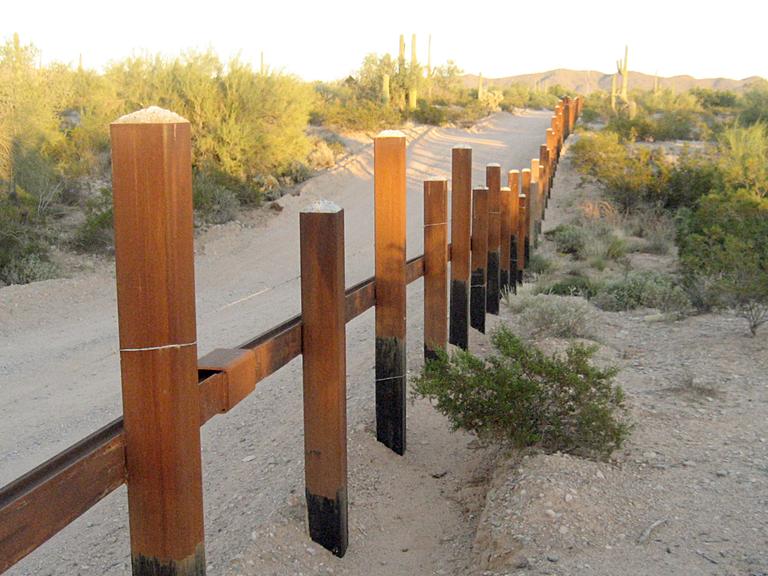Der Grenzzaun an der Grenze von Sonora und Arizona bei Sonoyta: Er soll vor allem verhindern, dass Fahrzeuge in die USA gelangen.