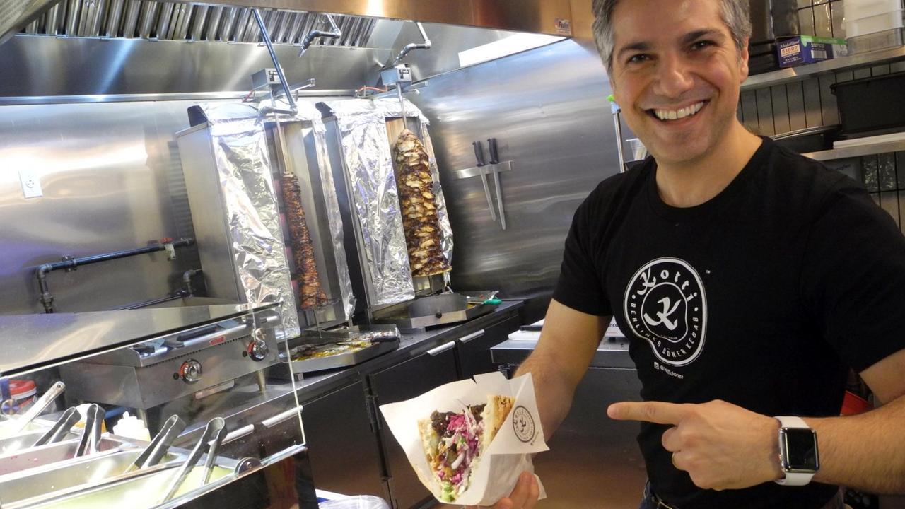 Der aus Berlin-Kreuzberg stammende Erkan Emre, Inhaber des Imbiss "Kotti Berliner Döner Kebap", bereitet in New York einen Döner Kebap zu. Der aus Berlin-Kreuzberg stammende Erkan Emre, Inhaber des Imbiss "Kotti Berliner Döner Kebap", bereitet in New York einen Döner Kebap zu.