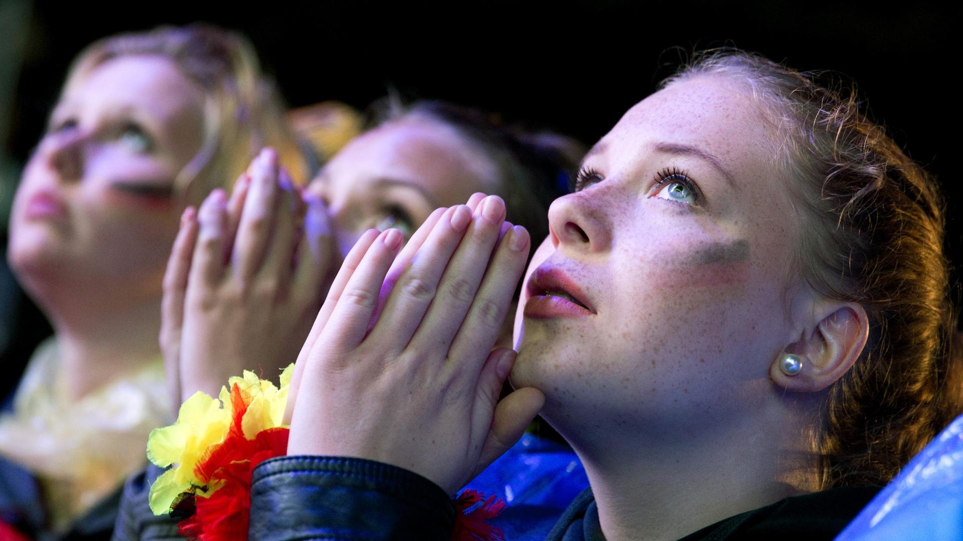 Fans stehen beim "Public Viewing" am Brandenburger Tor in Berlin und sehen sich das WM-Achtelfinale zwischen Deutschland und Algerien in Brasilien an. Fans stehen beim "Public Viewing" am Brandenburger Tor in Berlin und sehen sich das WM-Achtelfinale zwischen Deutschland und Algerien in Brasilien an.